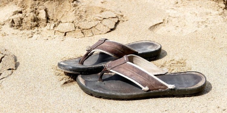 Kitabul Jami’ Hadits 13 – Adab-Adab Memakai Sandal (Bagian 2)